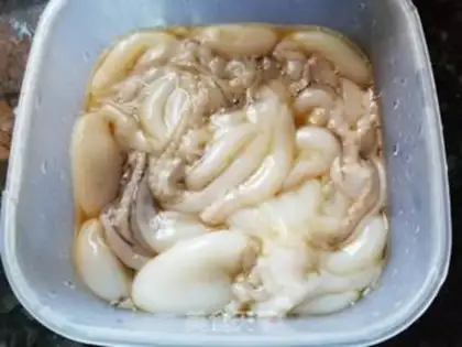 Make Seafood tomato pasta step 1