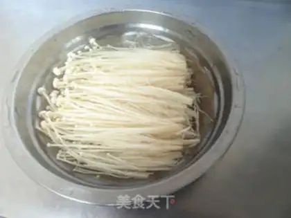 Make Golden mushrooms mixed with seaweed step 1