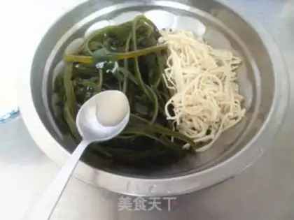 Make Golden mushrooms mixed with seaweed step 8