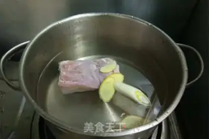 Make Cinnamon and cabbage step 1