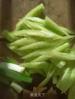 Make cucumber shrimp corn noodles step 1
