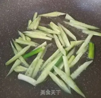 Make cucumber shrimp corn noodles step 2