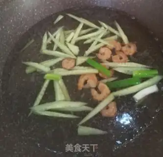 Make cucumber shrimp corn noodles step 3