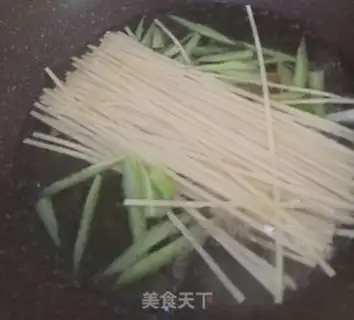 Make cucumber shrimp corn noodles step 4