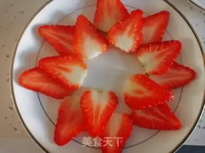 Make Strawberry fruit plate step 2