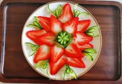 Make Strawberry fruit plate step 8