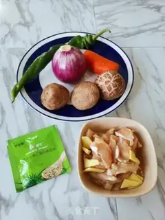 Make Pyramid veggie sauce and chicken meat step 0