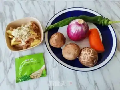 Make Pyramid veggie sauce and chicken meat step 1