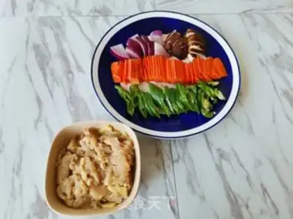 Make Pyramid veggie sauce and chicken meat step 2