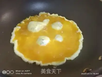 Make Tomato fried eggs step 1