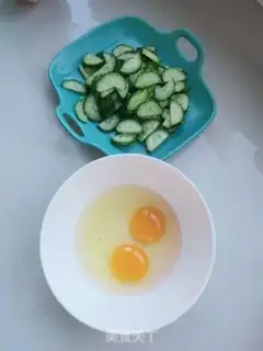 Make cucumber steamed eggs step 0