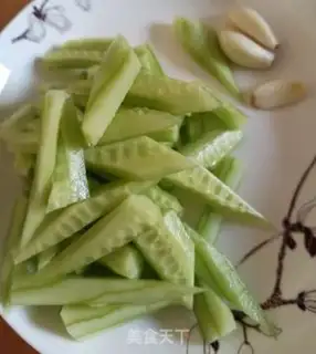 Make cucumber pickled shrimp step 1