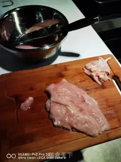 Make Old Beijing chicken roll step 1