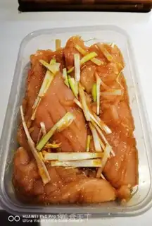Make Old Beijing chicken roll step 6