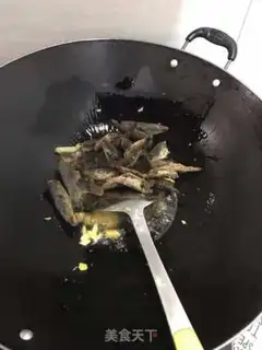 Make Blue pepper fried salted fish step 1