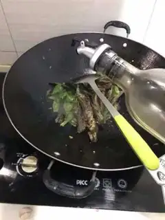Make Blue pepper fried salted fish step 4