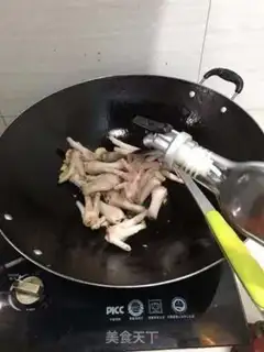 Make Onion burning chicken claws step 1