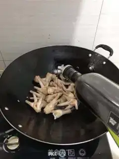 Make Onion burning chicken claws step 2