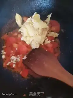 Make Tomato fried eggs step 5
