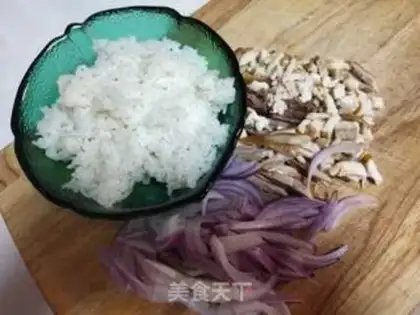 Make Chicken onion fried rice step 0