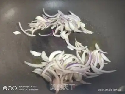 Make Chicken onion fried rice step 1