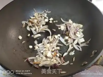 Make Chicken onion fried rice step 2