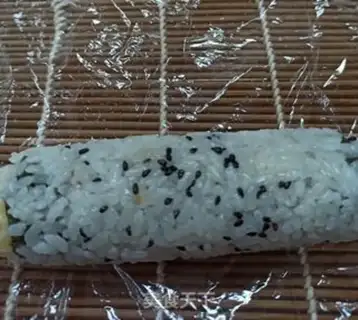 Make Sesame banana inverted sushi step 4