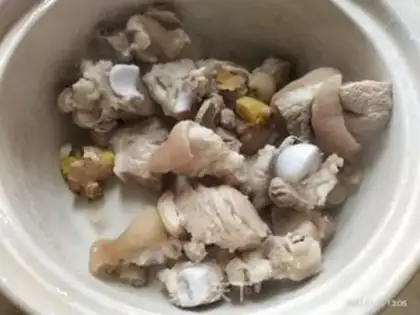Make Pork-foot peanut soup step 2