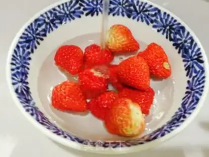 Make Strawberry Juice step 1
