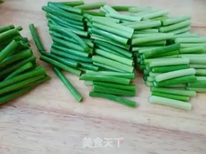 Make Garlic fried eggs step 1
