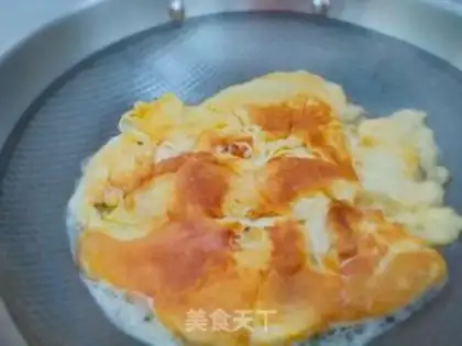 Make Garlic fried eggs step 2