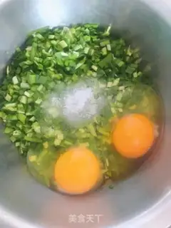 Make Scrambled eggs step 1