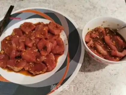 Make Fry the ridges of the pig with the sauce step 2