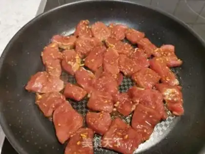 Make Fry the ridges of the pig with the sauce step 3