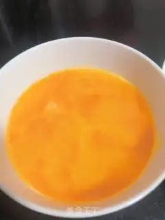 Make Garlic fried eggs step 1