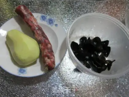Make Black Molybdenum sausage steamed potatoes step 0