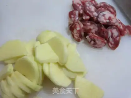Make Black Molybdenum sausage steamed potatoes step 1