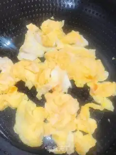 Make Garlic fried eggs step 3