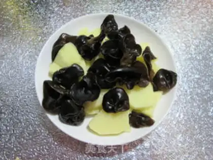 Make Black Molybdenum sausage steamed potatoes step 2