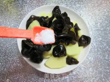 Make Black Molybdenum sausage steamed potatoes step 3