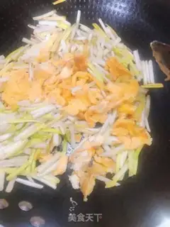 Make Garlic fried eggs step 5