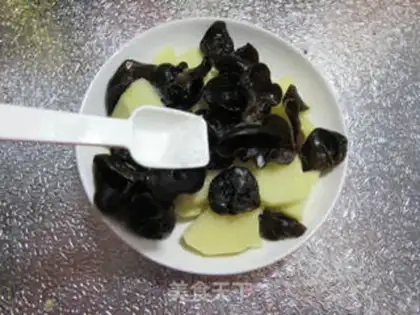 Make Black Molybdenum sausage steamed potatoes step 4