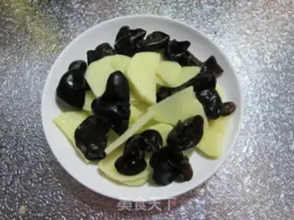 Make Black Molybdenum sausage steamed potatoes step 5