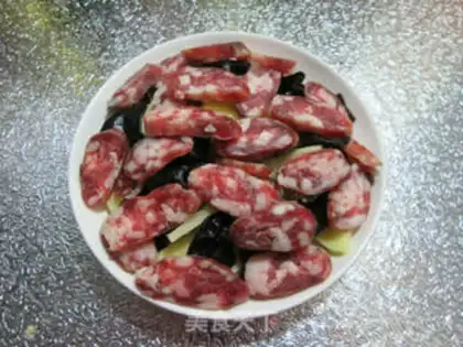 Make Black Molybdenum sausage steamed potatoes step 6