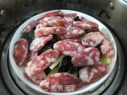 Make Black Molybdenum sausage steamed potatoes step 7