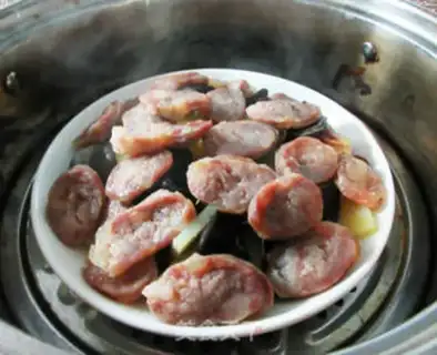 Make Black Molybdenum sausage steamed potatoes step 9