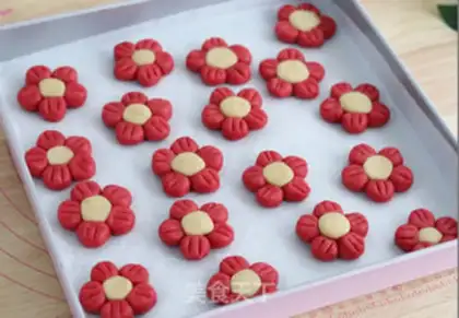 Make Flower cookies step 10