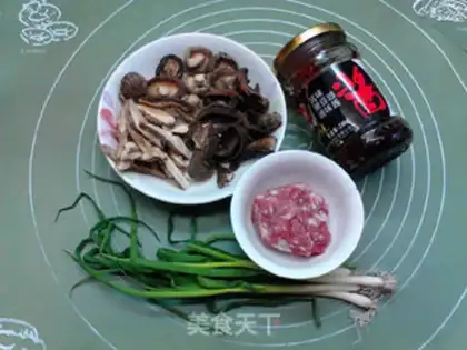 Make Spicy beans, three mushrooms of black rice pie step 0