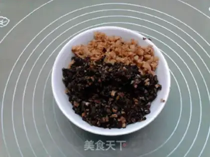 Make Spicy beans, three mushrooms of black rice pie step 2