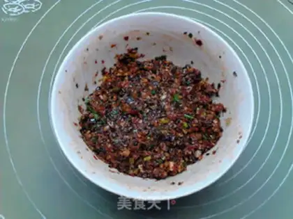 Make Spicy beans, three mushrooms of black rice pie step 6